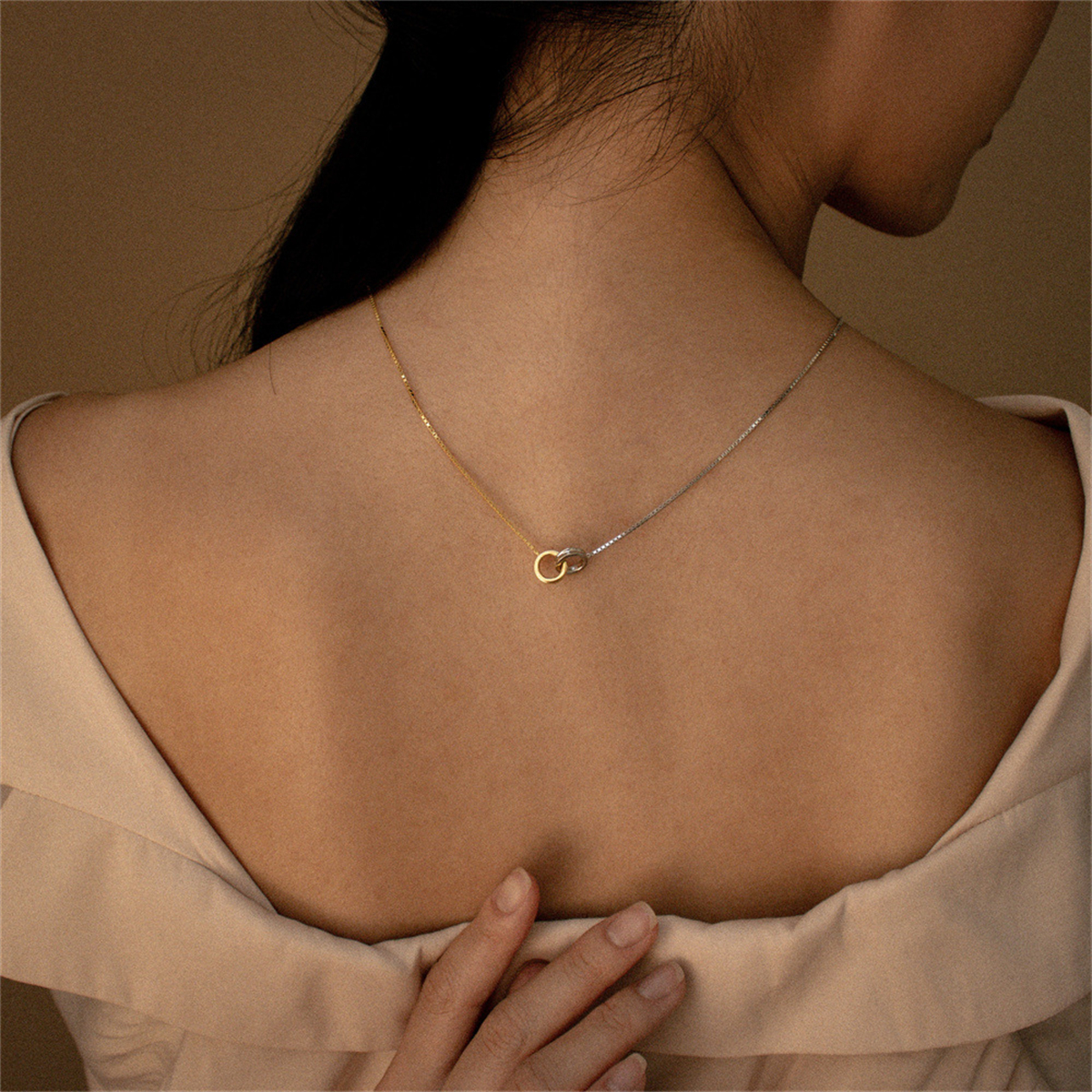 Anneau éternel en acier titane, haute rétention de couleur, épissage asymétrique, chaîne de cou, boucle courte, collier imbriqué rétro