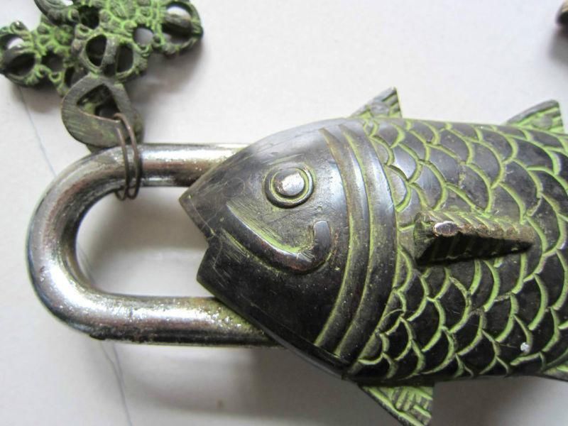 Chinese Brons Deurslot Gouden Vis Vorm Met Sleutel "Beter dan Elk Jaar"