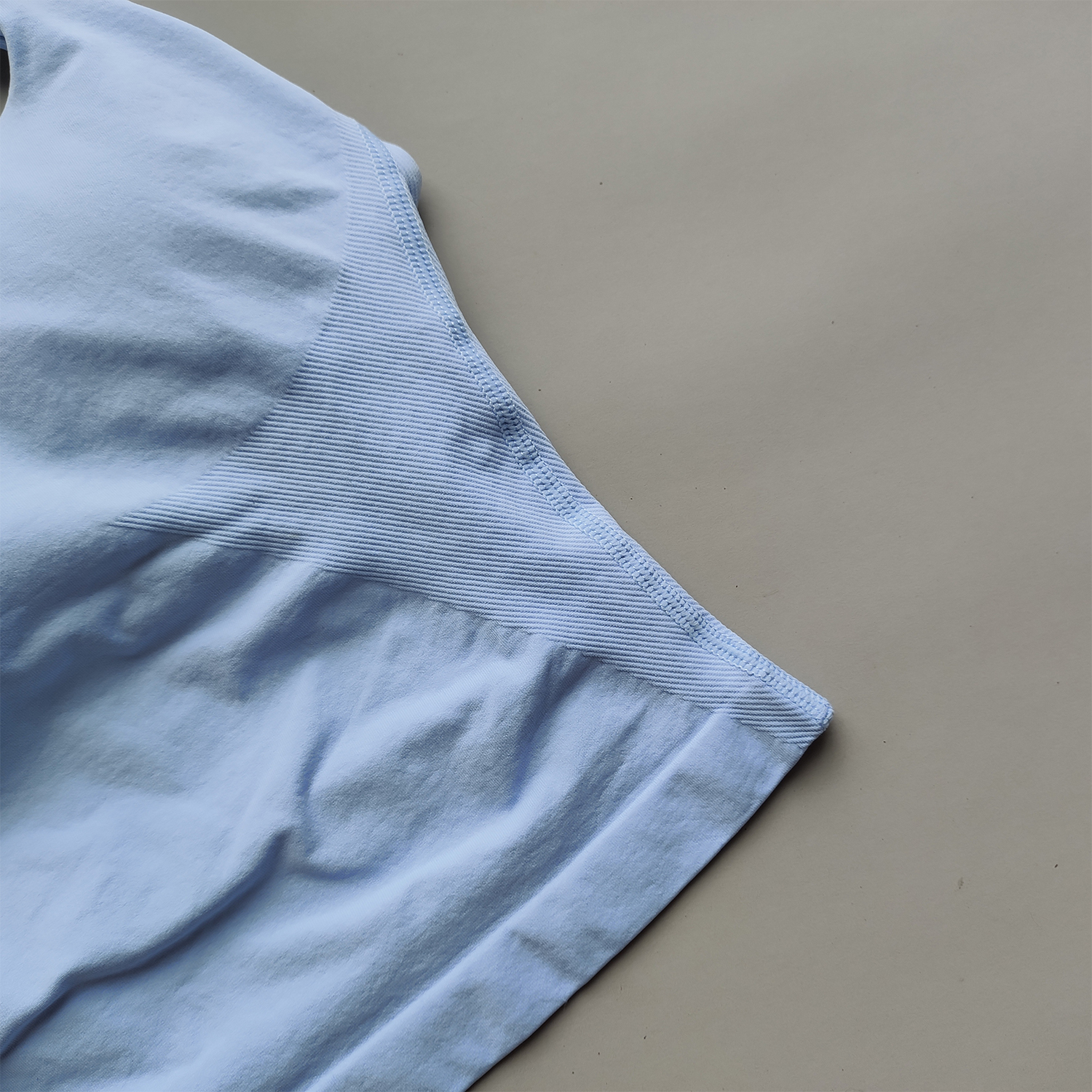 Gymväst med halterneck, rygglösa linnen, push up-material, sport-bh:ar, löparväst, träningstoppar, aktivkläder, yogakläder