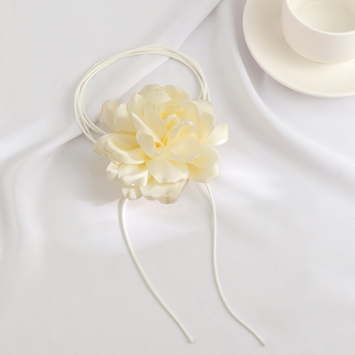 Cadenas de cuerda larga con gargantilla de flores grandes para mujer, Collar de tela romántico blanco y negro, joyería en el cuello, accesorios: Chapado en cobre envejecido