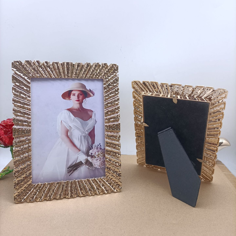 Gouden fotolijst Antiek sierlijk fotolijst Tafelblad en muurophanging met High Definition glazen front voor huisdecoratie.