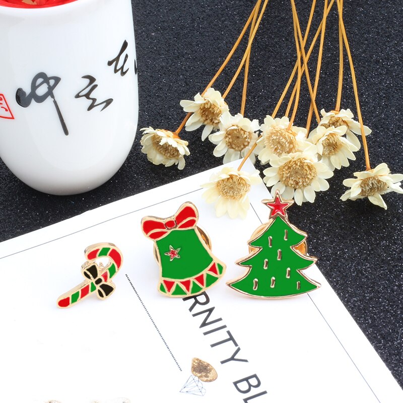 Creatieve Cartoon Kerst Broches Pins Leuke Kerstman Boom Jingle Bells Sokken Donuts Candy Emaille Pin Badges Broche