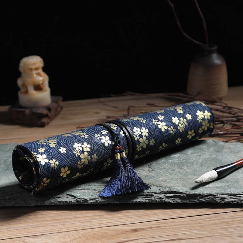 1 pc Der Antike Chinesische Stil Künstler Pinsel Tasche Wrap 10 Löcher Baumwolle Charateristic Muster Quaste Anhänger L S größen: Large Blue Sakura