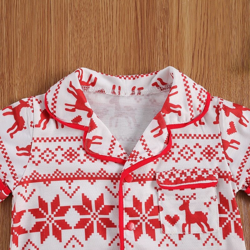 Los niños de dos piezas de ropa de dormir conjunto rojo copo de nieve y ciervo patrón impreso solapa Top + Pantalones cortos de 1-6 años