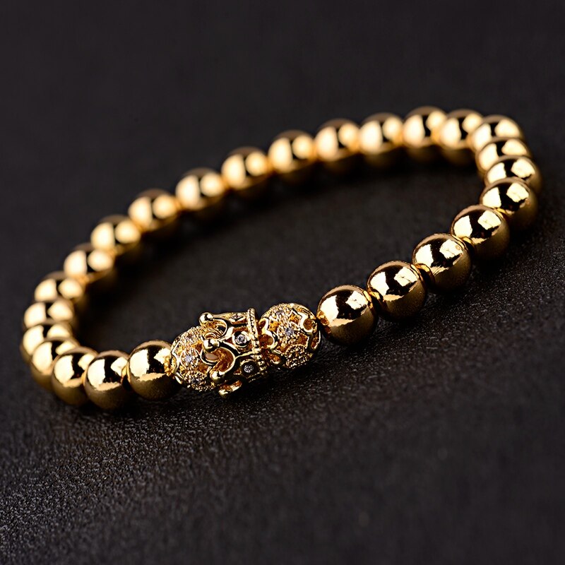 Oiquei 2 stk / sæt par armbånd til kvinder mænd guld 8mm kobberperle & cz krone beaded charme bnagles armbånd luksus smykker: Ab1293-2