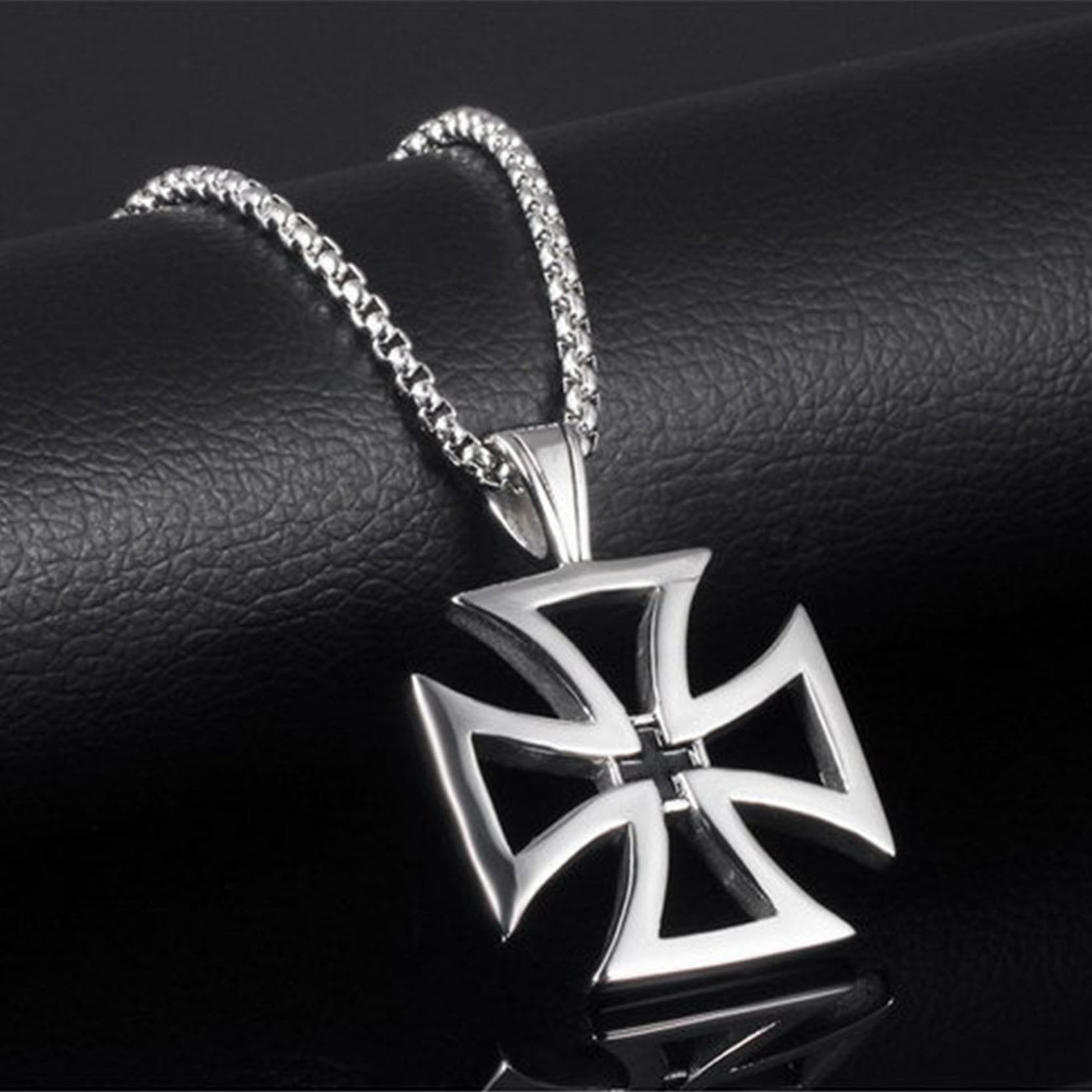 OBSEDE Men Cross Lucky Clover Titanium 316L Steel Pendant Necklace Charms Silvery Chain Necklace Delicate Best Fine Jewelry