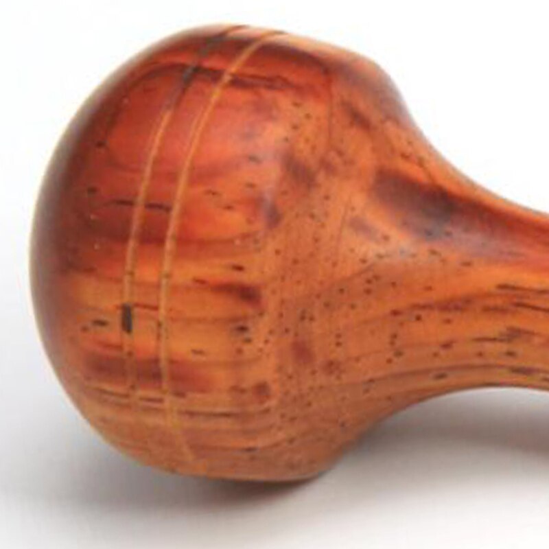 Tailleur coupant le cuir avec un bon manche en bois coupant l'artisanat du cuir