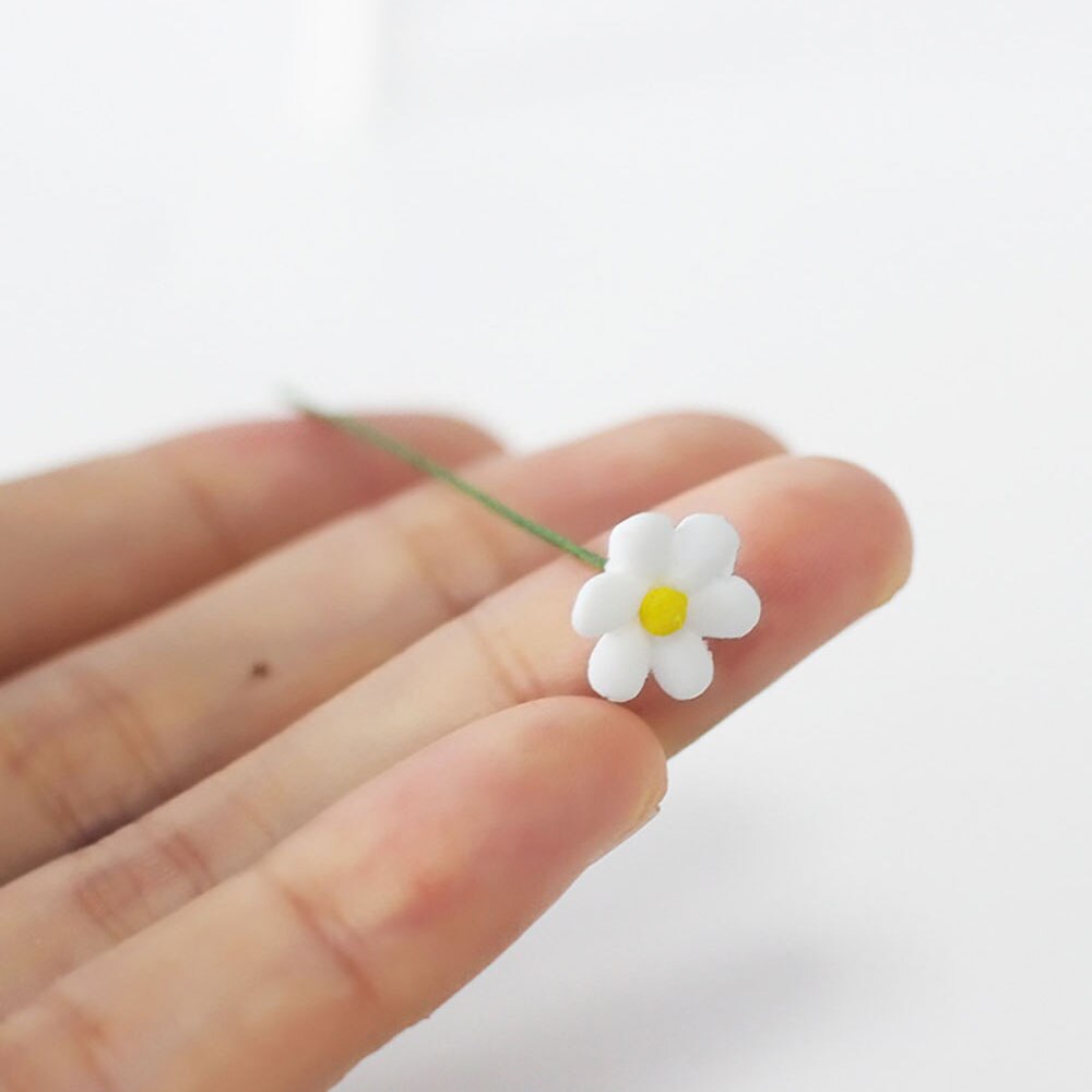 2pcs 1/12 Dollhouse Miniature Accessories Mini Resin Daisy Simulation Flower Model Toys for Doll House Decoration ob11