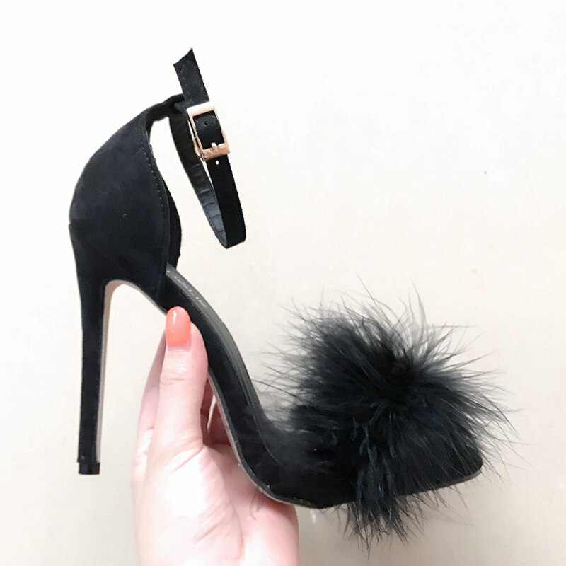 Mustat mokkasandaalit teräväkärkiset korkokengät, nude-väriset kärjet, hienot korkokengät ja avokkaat, zapatos