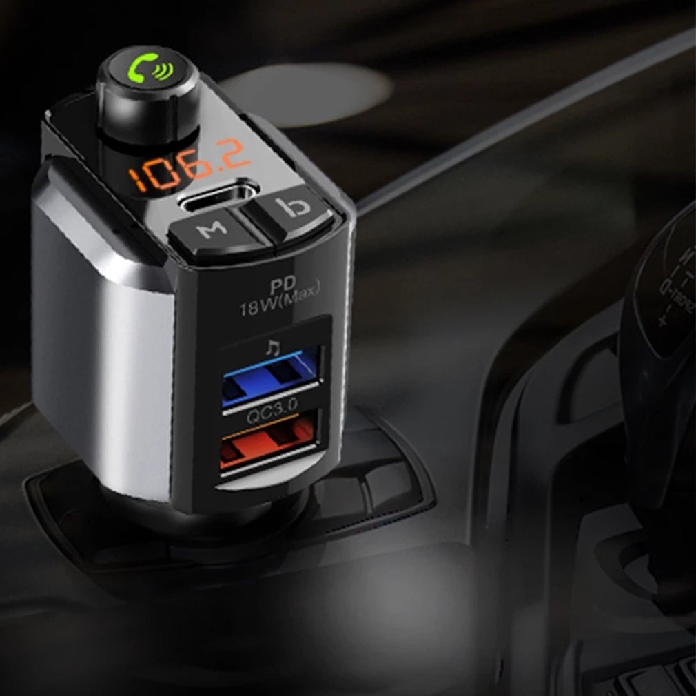 Kabelloses autoradio mit  mp3 playern, bass-subwoofer, fm-transmitter und kabellosem ladegerät für  mp3 player  pc18w qc3.0