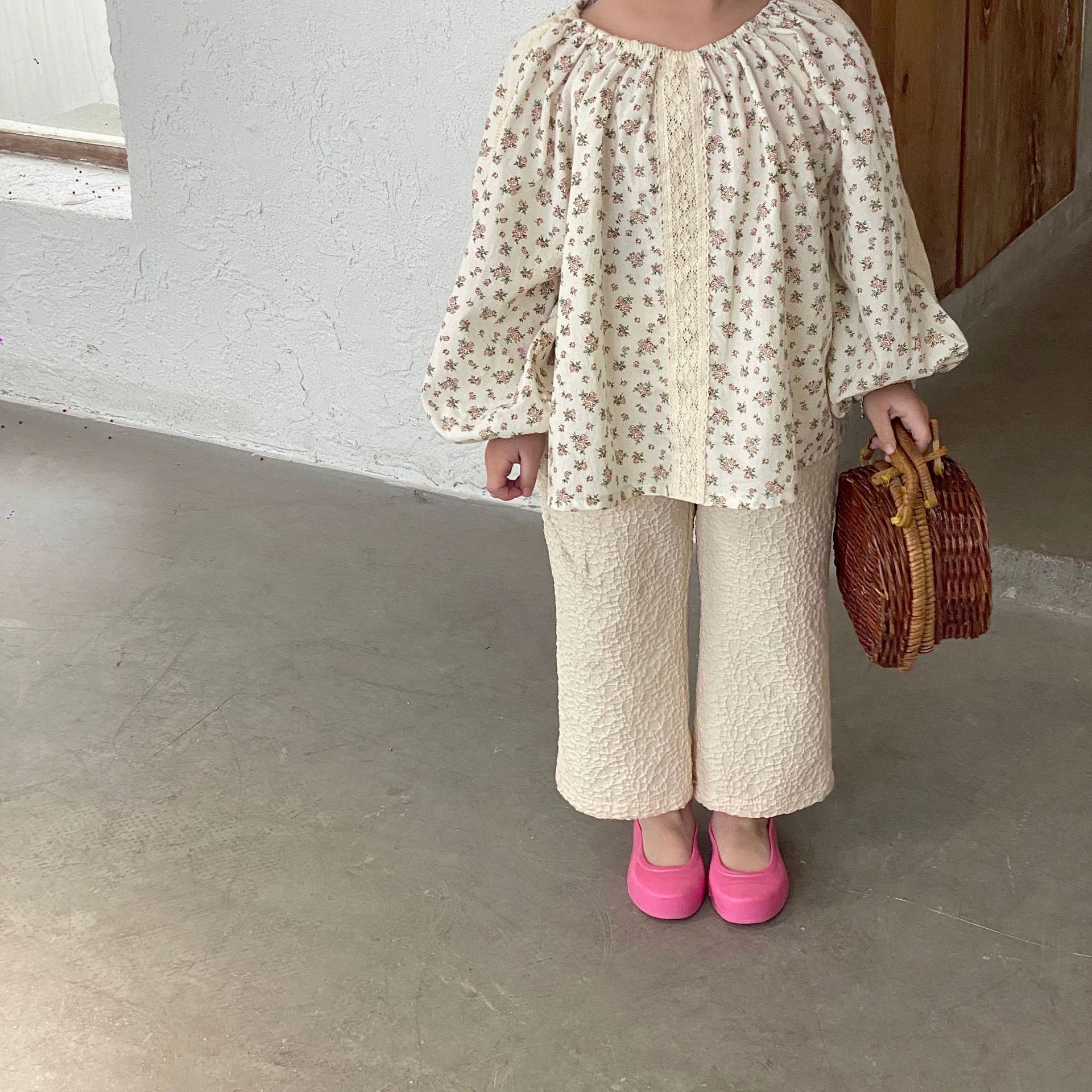 1395B pantaloni per bambini coreani primavera 2022 pantaloni per ragazze pantaloni Casual rugosi Beige 1-7 anni pantaloni dritti per bambini pantaloni larghi