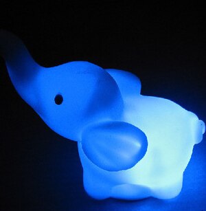 1 pz/set Carino LED Giocattoli Elefante Lampada Della Luce di Notte I Cambiamenti Colorati Giocattoli Per Bambini Luci Per Il Partito Decorazione Della Stanza di Sonno luce
