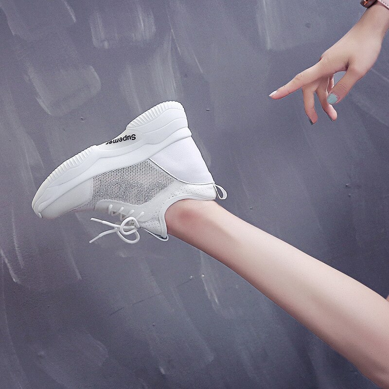 Platåsko for kvinner høy hæl økende damesko snøring mesh pustende weges kvinne chunky sneakers hvite fritidssko