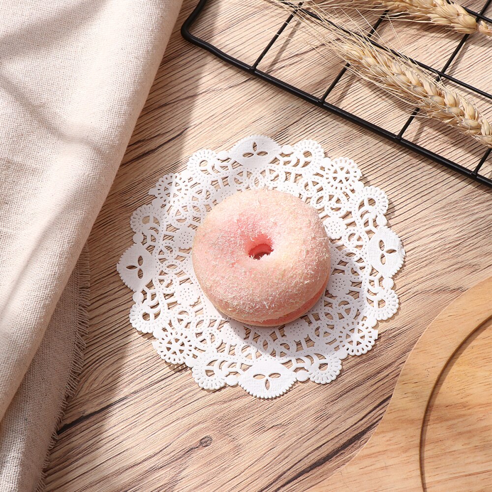 100pcs Disposable Oil-Absorbing White Lace Paper Doilies Cake Box Liner Packaging Paper Pad Oil-Absorbing 5.5"
