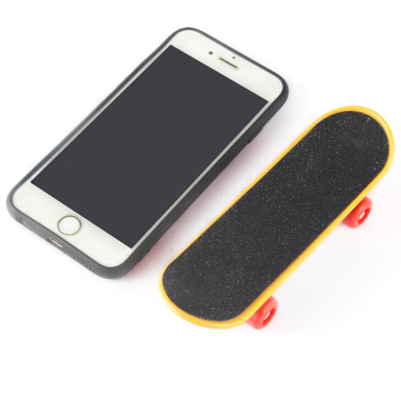 1Pcs Toets Mini Vinger Skateboard Plastic Vinger Skate Scooter Throwbacks Originele Jongens Mini Skateboard Speelgoed