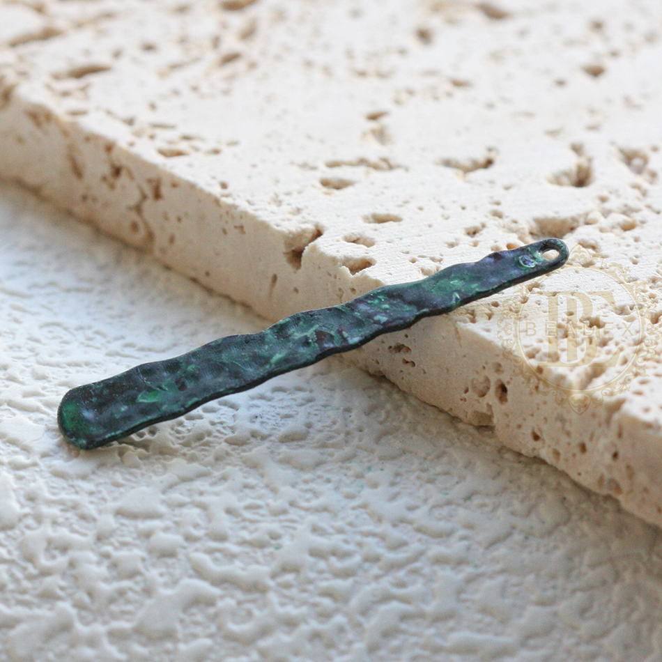 Een Stuk Handgemaakte Groene Patina Charme-Varieert Vormen En Grootte (Pta-C): Rood