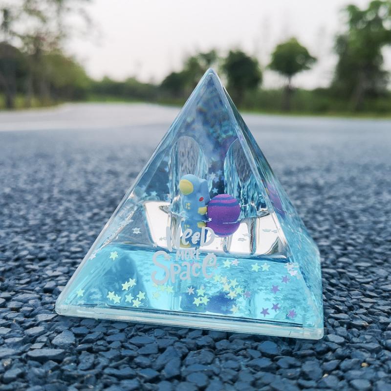 Modern simple floating liquid quicksand astronaut astronaut oil leakage paperweight pen holder TV cabinet living room decoration
