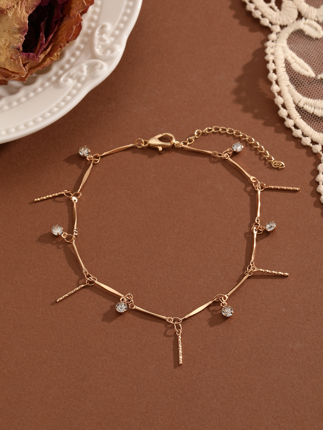 Eleganti cavigliere con zirconi e fiori di perle per le donne Sandali tutto'uncinetto a piedi nudi Gioielli per piedi Cavigliera per gambe sui braccialetti per piedi Catena per gambe