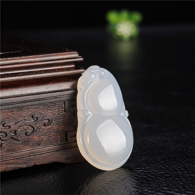 Natural green chalcedony hand-carved small pumpkin pendant boutique jewelry men and women green agate necklace: 2