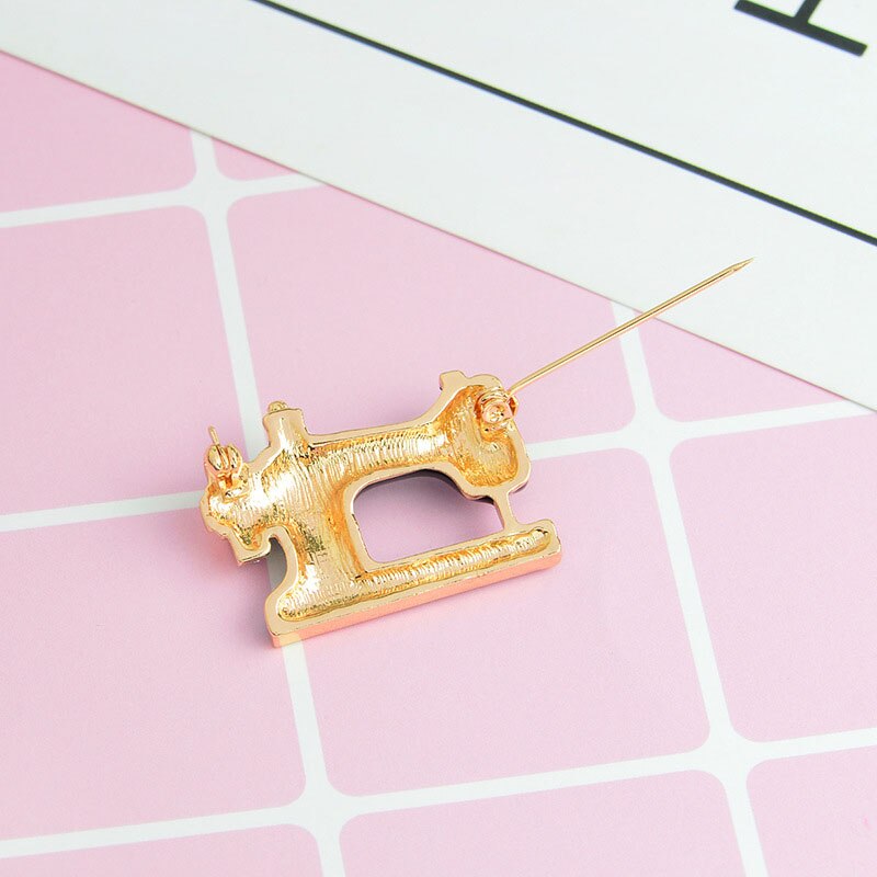 NäHenne Maschine Broschen Für Frauen Kristall Luxus Jahrgang Metall Kleidung Emaille Stifte Nette Schmuck Zubehör