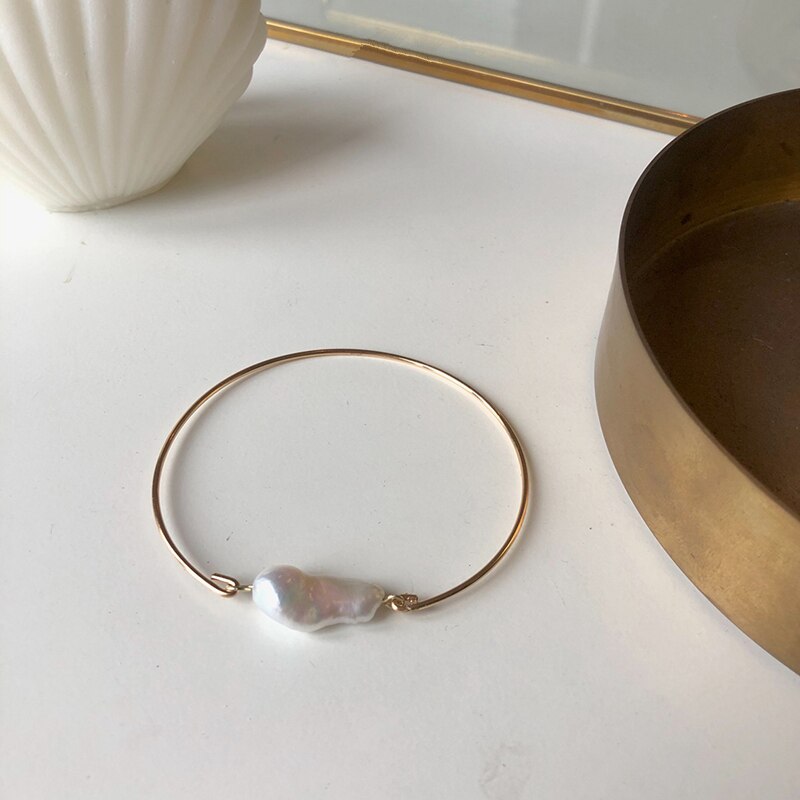 Aomu franse geometrische retro minimalistische fijne barokke parel onregelmatige gouden metalen armband voor vrouwen meisjes vakantie: Default Title