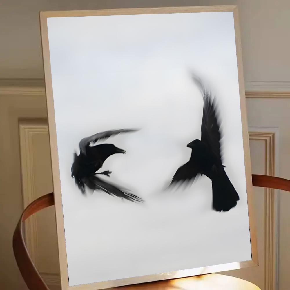 Zelfklevende poster met schilderij en prints voor slaapkamer en woonkamer, minimalistische zwart-wit berglandschap met bomen en kraaien.