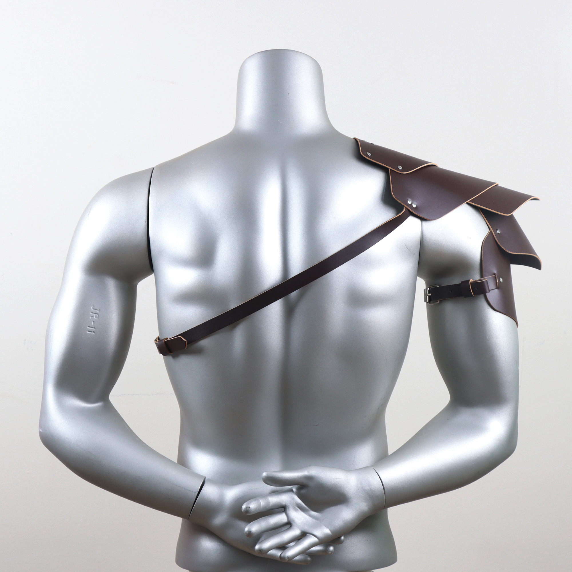 Armatura per spalla da cavaliere medievale - Pauldron in pelle PU realizzato a mano con vestibilità regolabile per costume di Halloween, LARP, articoli per feste