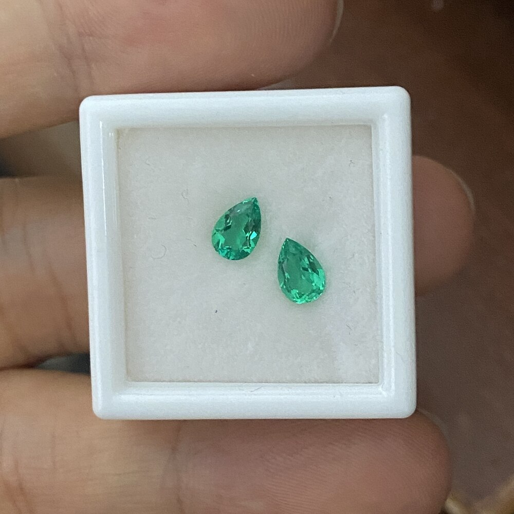 Gemma di smeraldo verde idrotermale colonnica a forma di goccia da 4x6mm da 0.7 carati