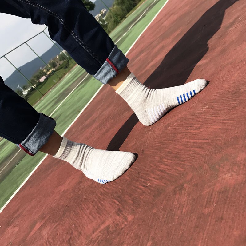 Enfärgade strumpor bomull män i tubstrumpor vinter manliga fritidssockor som andas  eu 39-44 meias