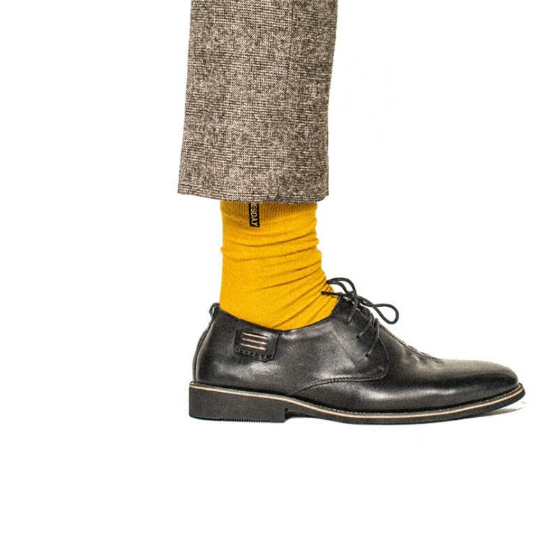 Moda socmark herre strømper kæmmet bomuld ensfarvet forretningssokker til mand britisk stil flerfarvede ugesokker til mænd: Mørk gul