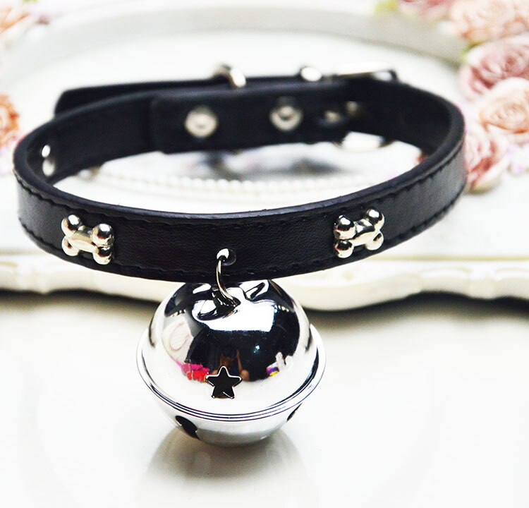 Hundehvalpe halsbånd klokke pu læder katteforsyning halsbånd kæledyr halsstrop knogle med stor klokke diameter 4cm kæledyr hund kat tilbehør: Sort / S