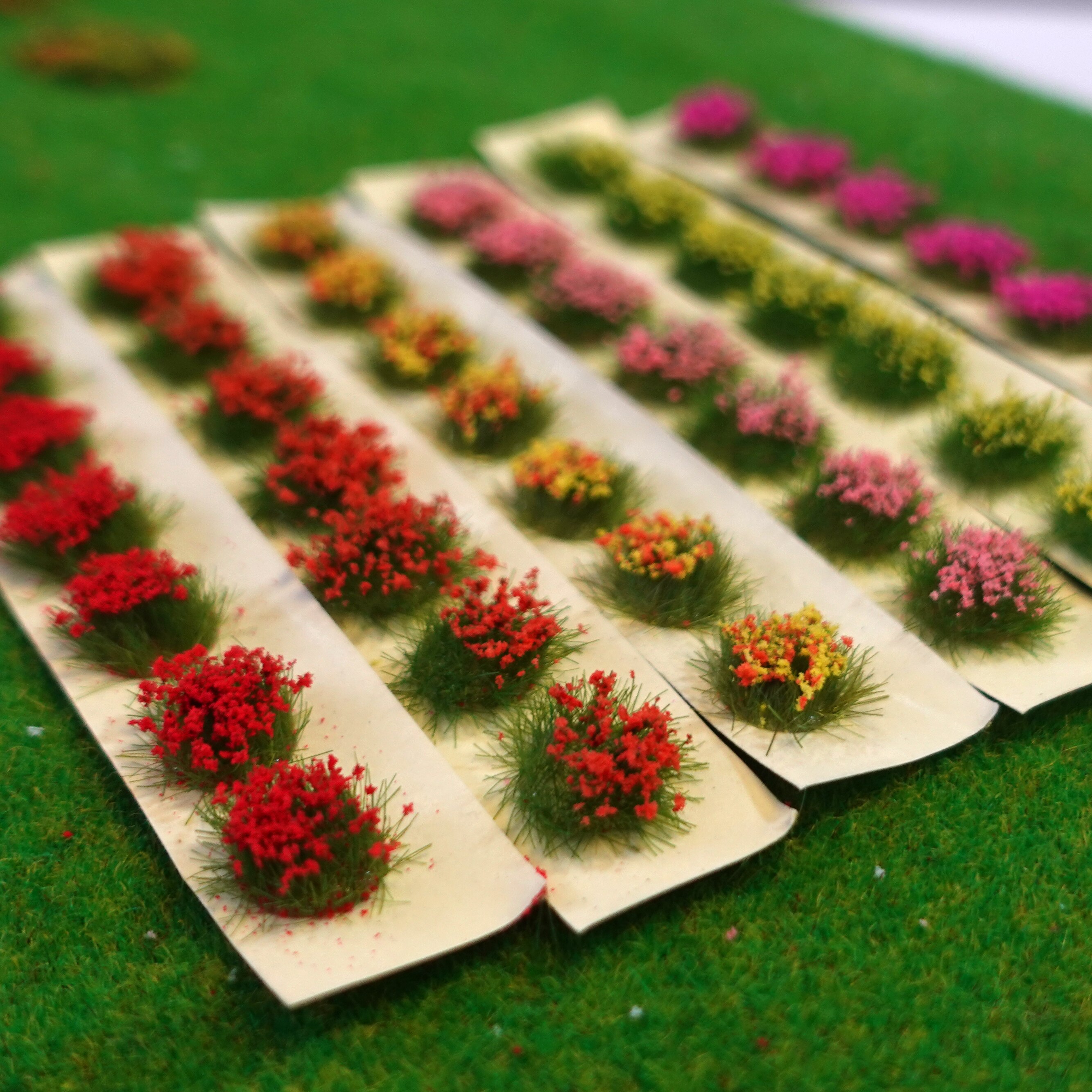 1einstellen Miniatur Garten Dekor Statische Landschaft Modell Landschaft Wargame Gras Büschel DIY Gebäude Layout Sand Tabelle Blume Cluster