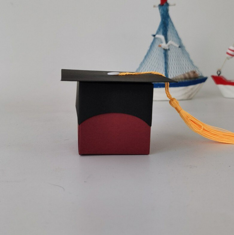 50pcs/lot Graduation Bachelor Cap Chocolate Box Sweets Box Packing Box High School Celebration Party Supplies: Wine red