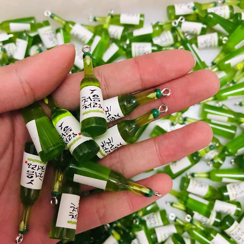 10 stk 39 x 9mm ins koreansk ølflaske ørering harpiks charms sjove drink flasker vedhæng til nøgleringe tilbehør gør det selv smykker lave