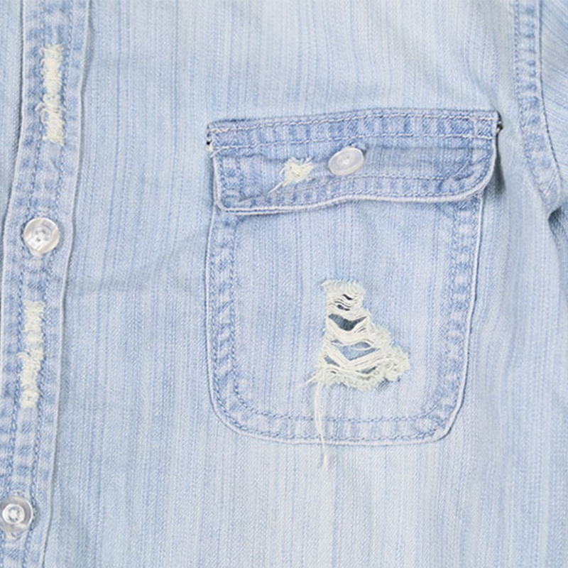 Mænd revet lyseblå denim skjorte asymmetrisk bund streetwear herre afslappet jean skjorter med brystlommer huller denim skjorter