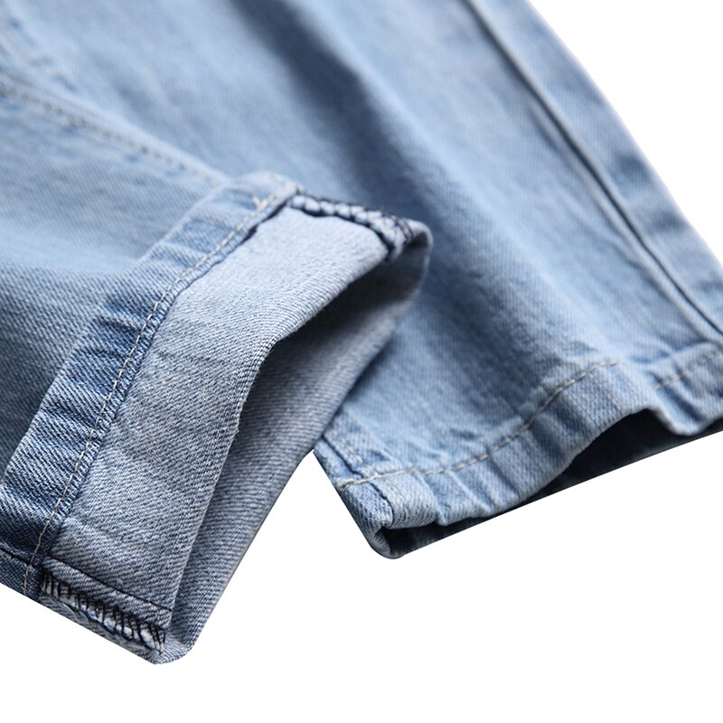 Män bär rippade hål jeans långa ruin hål rak lapp ljusblå tvättade byxor stor storlek byxor