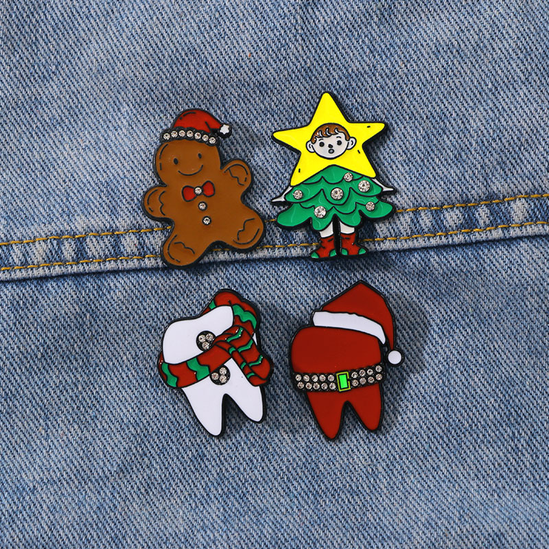 Leuke Cartoon Kerst Tand Kristallen Broches Mooie Hoed Sneeuwpop Ster Boom Patroon Emaille Pins Kerstcadeau