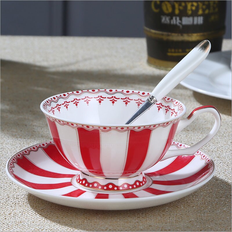 Europæisk stil kaffekop sæt latte keramik ben kina te kopper med blomstermønster til britisk eftermiddag sort high tea: Festivaldag