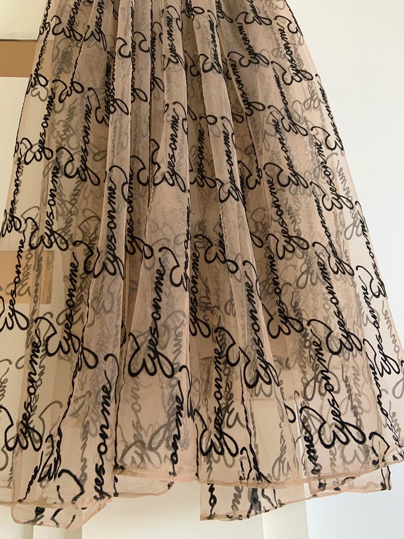 1 yard broderet tyl mesh blonde stof med fløjl ord stretchy nude tan tyl blonde stof med script øjne på mig