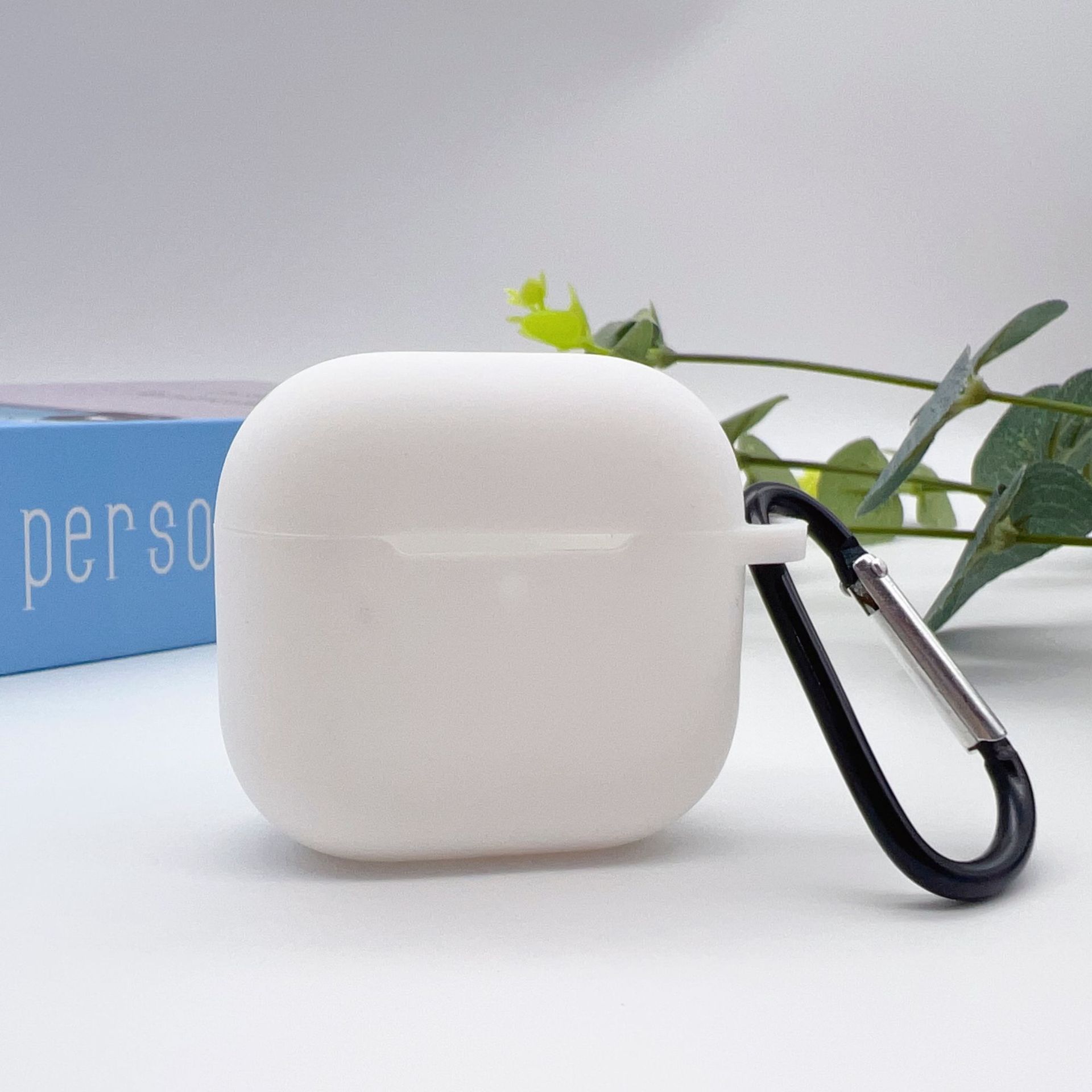 OUIO Funda para auriculares inalámbricos Funda protectora de cobertura total con hebilla colgante, funda para auriculares de gel de sílice para AirPods 4: Nieve