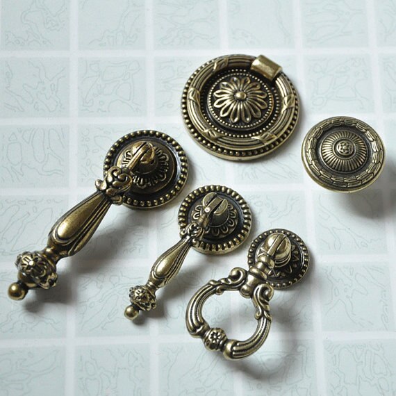 Vintage Style Drawer Pull Dresser Pulls Knobs Handles Hardware / Antique Bronze Retro Classic Cabinet Knob Pulls / Kitchen Knob