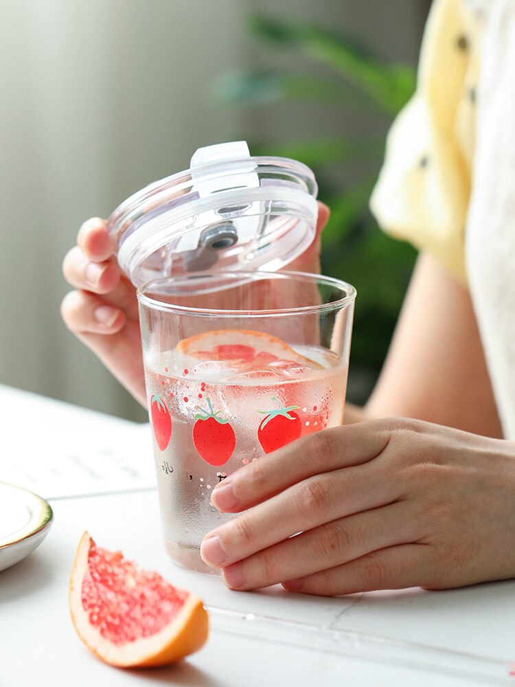 Kubki szklane truskawkowe słomka kuchenka mikrofalowa bezpieczne pokrywki kubki soku proste kreatywne przezroczyste Taza De kawiarnia Drinkware AC50GC