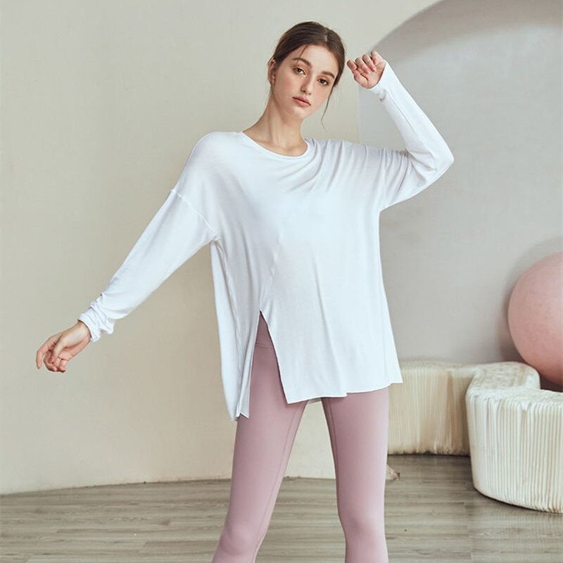 Sportliche damenbluse, locker fallend, figurformend, langärmelig, für sport, freizeit, laufen, pilates, fitness und yoga