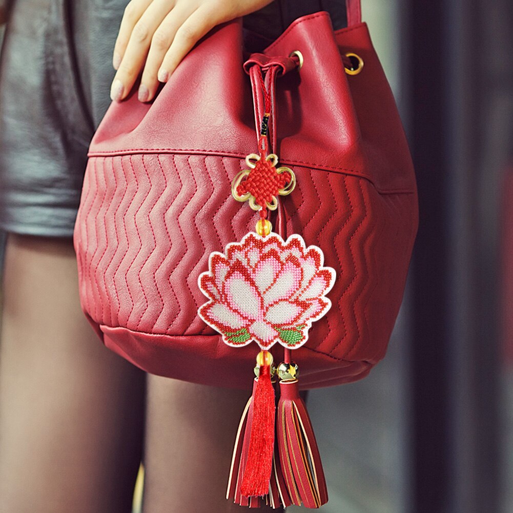 Kit de punto de cruz con cuentas, flor de loto bordado de hecho a mano, bolsa de llavero, decoración de colgante de coche, artesanía de adorno de nudo chino