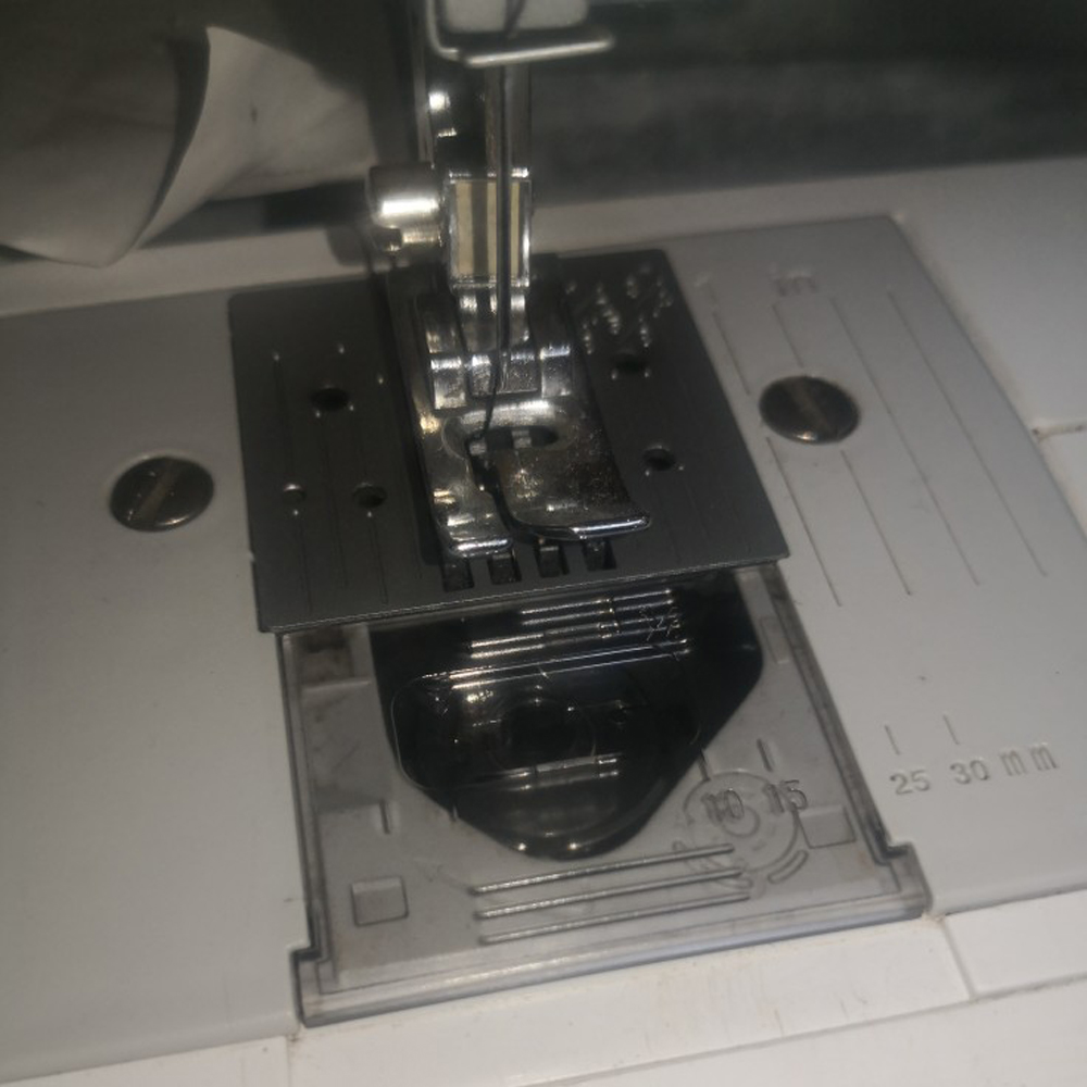 1 cubierta de bobina de montaje de placa deslizante # XF 2404001 Para accesorios para máquinas de coser Brother BB370, BM2800, BM2800CT