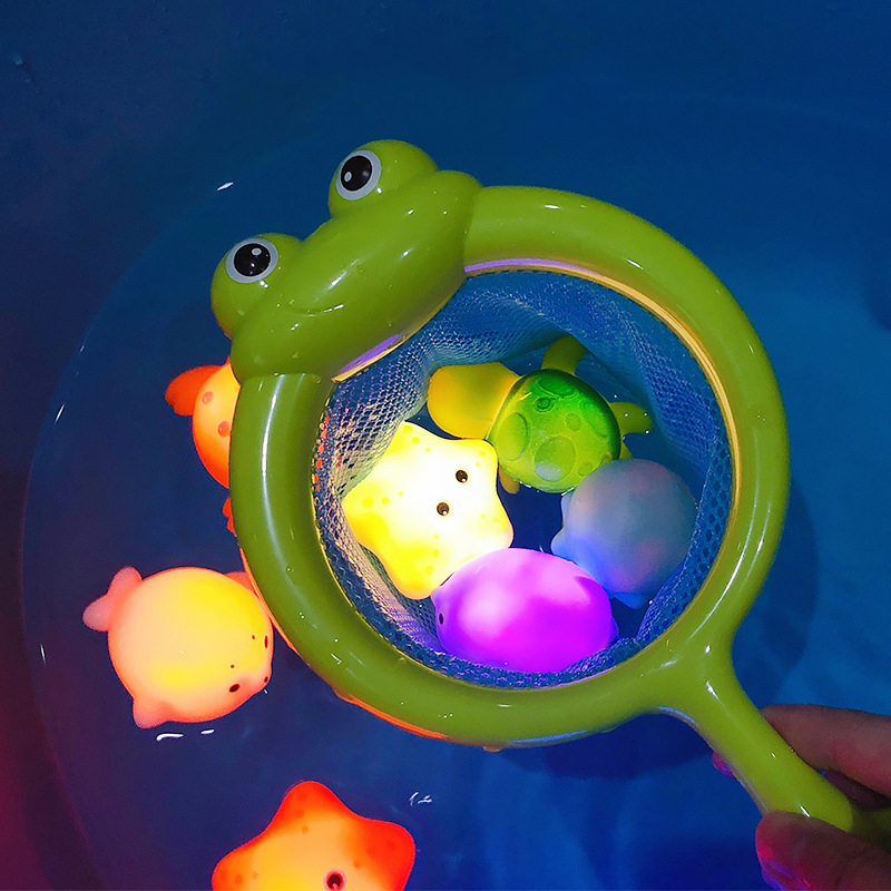 Neue Baby Nette Tiere Bad Spielzeug Schwimmen Wasser Spielzeug Weiche Gummi Float Induktion Leucht Frösche Kinder Waschen Spielen Lustige
