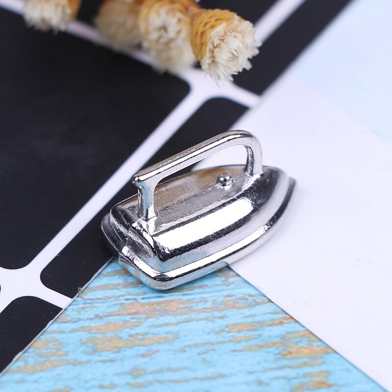 Carino mini Casa Delle Bambole in Miniatura Ornamento Un Ferro Da Stiro Vestiti Strumento di Casa di Bambola Accessori Mobili giocattolo 1pz 1:12