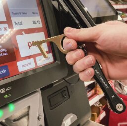 Llavero aislamiento Virus manija de puerta ascensor artefacto llavero Anti-epidémico puerta apertura artefacto