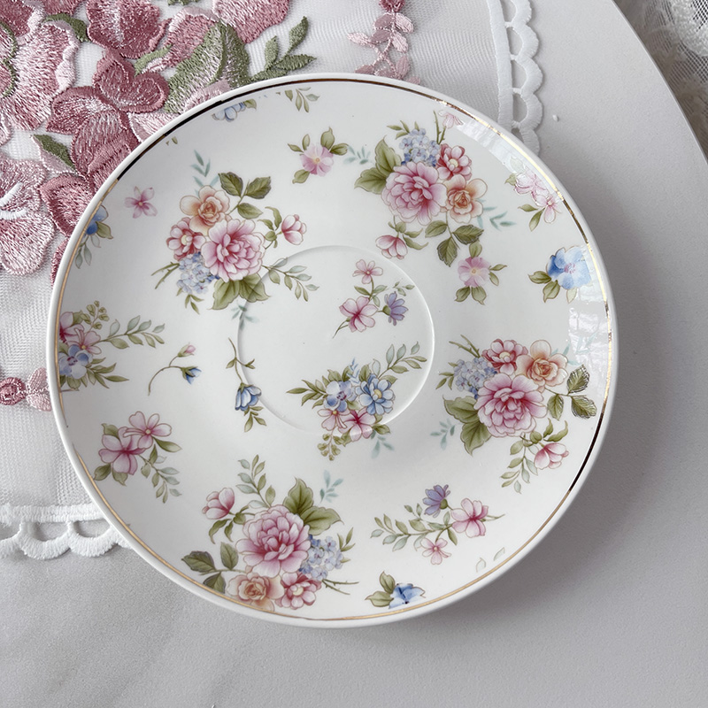 Klassieke koffiekop met schotel, afternoon tea dessertkop, engelse keramische koffiemok met camelia-stempelproces.