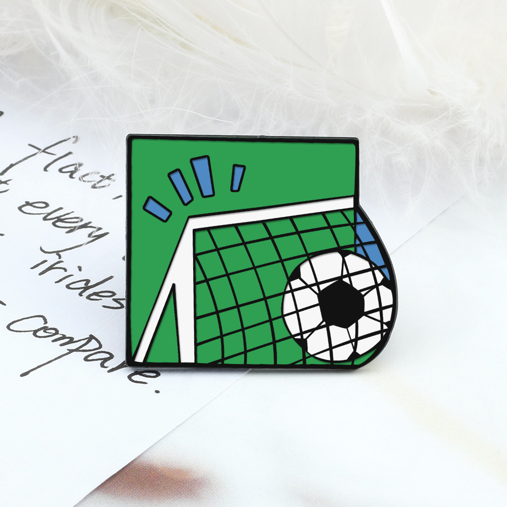 Atlet emalje nåle sjove spiller fodbold målscorer mål brocher fodboldmesterskab jakke badges smykker til fodboldfans: Guldfarve